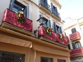 La policía de Sevilla interviene para frenar la proliferación de balcones alquilados ilegalmente para Semana Santa